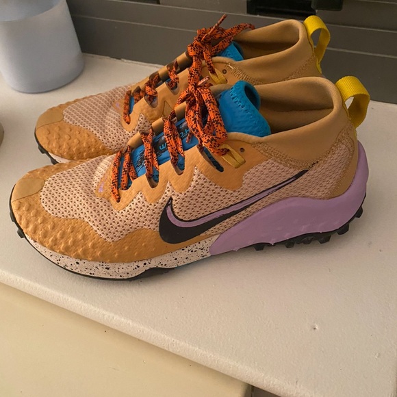 Nike Women’s ACG Sneakers Size 8 - Worn Once - Picture 2 of 5